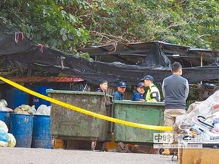 新北市新店某環保公司工作人員26日在回收場內進行廚餘回收作業,在塑膠袋內驚見附有胎盤、臍帶的女嬰屍體,警方封鎖現場調查。(葉書宏攝)