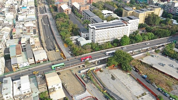 高雄自立陸橋服務42年將走入歷史,新工處決定2月28日起拆除陸橋。圖/高雄市新工處提供