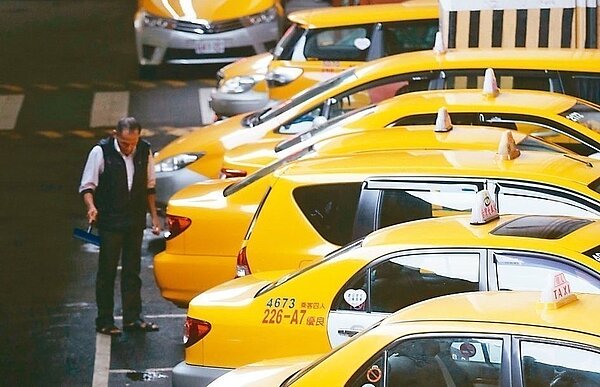 總統蔡英文邀計程車業者代表入府茶敘,宣布將推出「補助計程車汰舊換新」方案。 圖/聯合報系資料照片