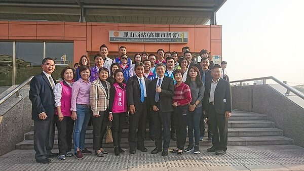 台南市議會30多名議員下午前往高雄捷運考察。圖╱議會提供