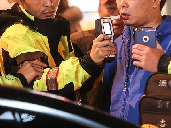 酒駕肇事件數居高不下,累犯比率也攀升。圖為警方酒測示意圖,與案件無關。 圖/聯合報系資料照片