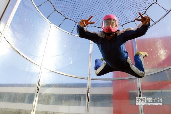 麗寶國際賽車場引進垂直風洞設備，讓民眾體驗當起空中飛人的快感。圖／業者提供