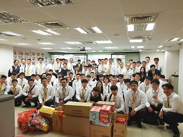 永慶房屋土城區各門市響應新北市政府「幸福滿屋-實物銀行」計畫,捐物資開心合影。(圖/永慶房屋提供)