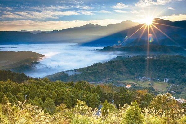 金龍山的日出不同於其他景點，日出前充滿琉璃光的雲海，是一般遊客不知的秘密景點。 圖／日管處提供