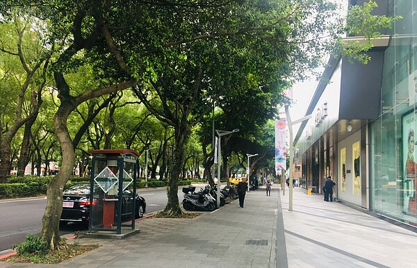 Sogo敦南館前方的敦化南路人行道。 楊欽亮攝