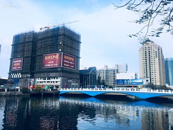 麗寶建設北軍南下，在台南安平運河旁推出大樓建案「福容ONE」。  楊欽亮 攝