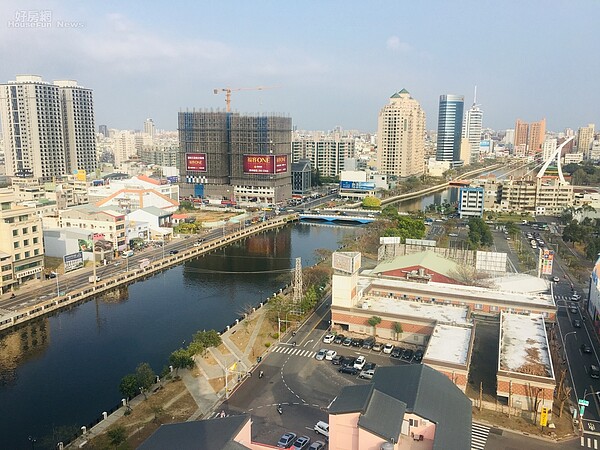 台南市安平區的安平運河,遠方是中國城暨運河星鑽地區開發案。 楊欽亮攝
