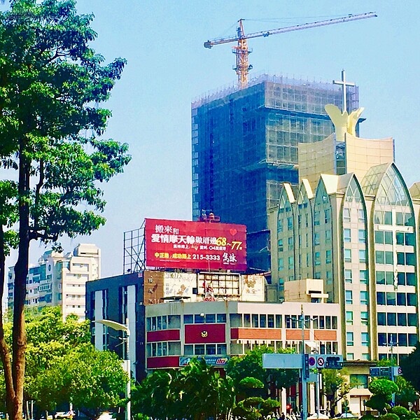 韓流克寒流,高雄房市大打愛情摩天輪牌。 楊欽亮攝