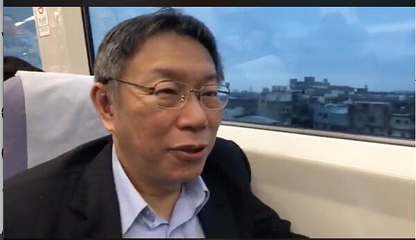 才剛結束以色列出訪行程的柯文哲，搭機場捷運回到台北，搭乘路上也趁機直播宣傳「一日雙城」的行程。 圖／擷取自柯文哲臉書