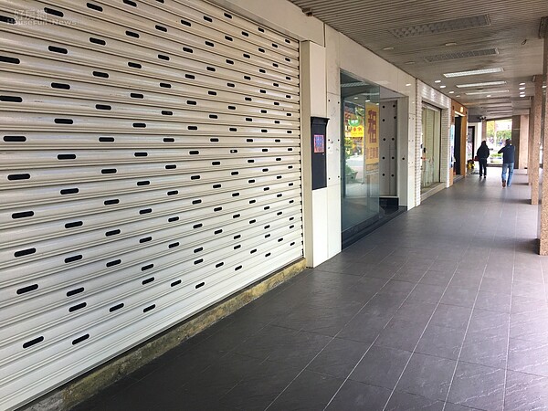 台北市東區人潮變少,原本的黃金店面都空了下來。 楊欽亮攝