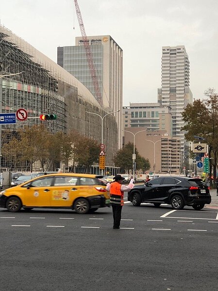 今天起到3月3日二二八連假共4天，北市警方預估全市各觀光遊憩景點、大型百貨或商圈等地車流將增加，將增派交通疏導崗位引導車流。圖／警方提供