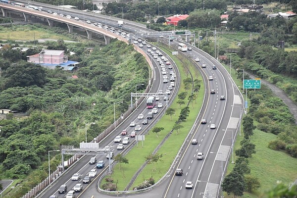 已通車的西濱快速公路彰化王功、芳苑段，王功水鳥造型脊背景觀橋兩座飛鳥造型橋塔，景觀十分優美，但由於採高架，車輛超載問題也必須正視。 圖／公路總局提供