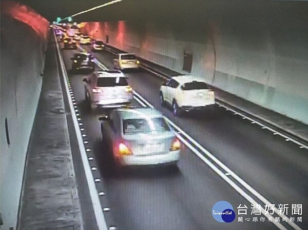 交通部高速公路局宣布將自3月1日起,調整國道5號雪山隧道內大、小型故障車輛拖救費的基本費,各加收1500元,即小型車輛提高為3000元、8公噸以下之大客車5700元、逾8公噸大客車6750元。(圖/交通部高速公路局)