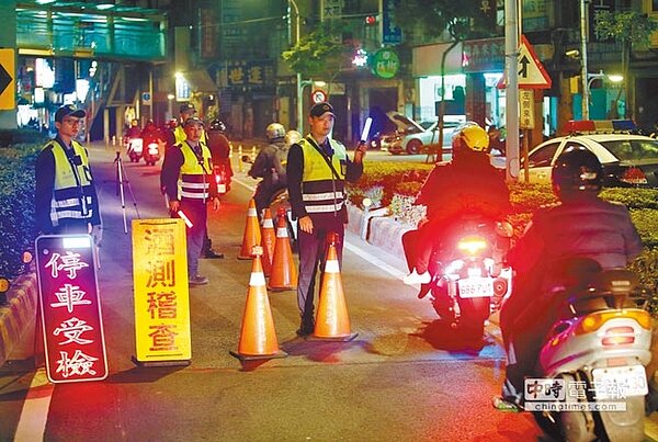 酒駕加重懲罰草案27日出爐,法務部預定在刑法的公共危險罪章中,增列再犯致死刑責,最重可處「死刑」。圖為27日員警在市區橋梁實施酒測臨檢勤務。(陳信翰攝)