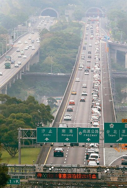 今天是228連假首日，上午6時起，國道多處南下路段湧現車流。圖為國3新店至木柵，由因前往國道5號的車輛太多，時速一度不到20公里。 記者胡經周／攝影