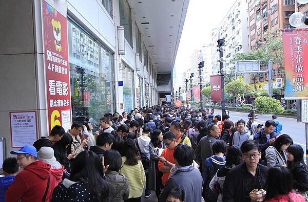 永和位在比漾廣場內的喜樂時代影城永和店今開幕,第一天祭出一千份1元電影兌換券。圖/比漾廣場提供