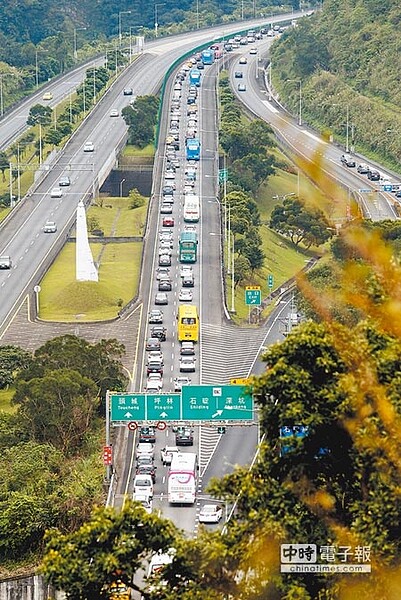 
228連假首日北中南都見塞車潮，雖然國5實施高乘載，仍從南港塞到頭城，石碇到坪林更出現「紫爆」，時速不到15。（鄧博仁攝）
 