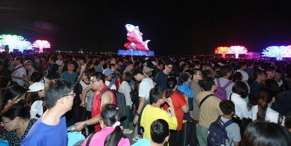 228連假第一天，在台灣燈會屏東大鵬灣燈區湧入167萬人次入園賞燈，創下開園以來入園人數新紀錄。記者劉學聖／攝影 