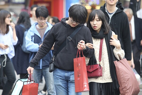 3月1日、2日天氣大致穩定，但氣象局提醒隨著鋒面靠近，228連假最後一日各地天氣會變得比較不穩定，安排外出活動要注意最新的氣象預報資訊。 記者林伯東／攝影