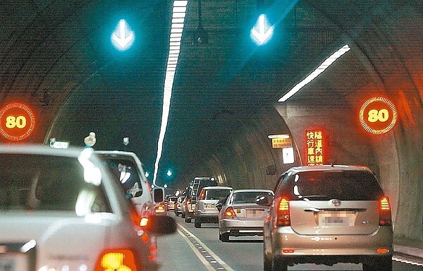 交通部高公局針對雪隧的故障車,統一調增拖吊費,視各不同車種的拖吊費從3000元起跳。由於228連假出遊的人多車多,呼籲民眾上路前檢查車況。圖/聯合報系資料照片