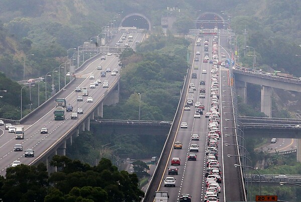 今天是228連假首日，根據高速公路局路況即時資訊，上午6時起，國道北部多處南下路段開始湧現車流，圖為國3新店至木柵（右），由於通往國道5號的車輛太多，時速僅10到20多公里。記者胡經周／攝影 