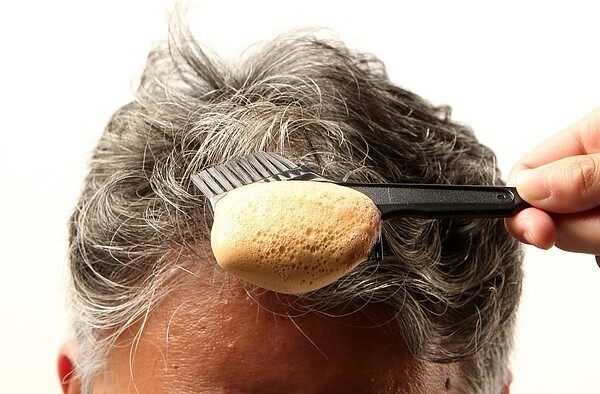 染髮傷身體。 圖/本報資料照片