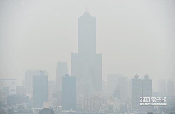 燃煤發電造成嚴重空汙，危害民眾健康。圖為高雄85大樓周圍市區籠罩在灰濛的陰霾空汙中。（圖／中國時報資料照片）