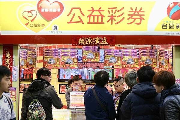 今天開獎的威力彩頭獎在台中市北區中清路金順利彩券行開出,頭獎金額約5.21億元,由一人獨得。 記者林伯東/攝影