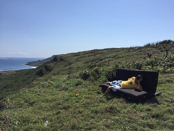 蕭姓男子為了嘲諷民眾亂丟廢棄家具對墾丁國家公園環境造成的傷害,在訂房網站上KUSO賣房。記者潘欣中/翻攝