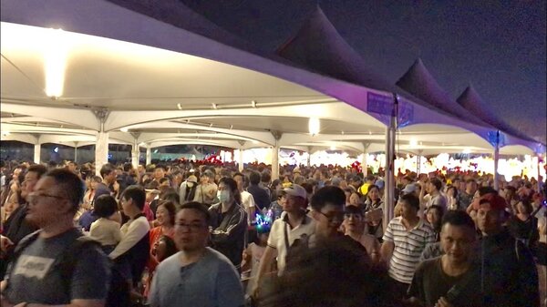 台灣燈會昨日湧入167萬人次參觀，最後一名旅客搭上接駁車已是凌晨1點51分。記者江國豪／攝影 