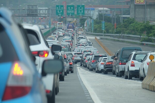 高公局研判二二八連假北返車潮今天下午將湧現，建議民眾上午就出發。 聯合報系資料照