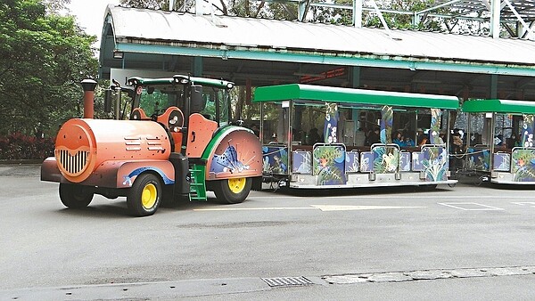 動物園「箭毒蛙」列車一亮相，立刻受到大小朋友喜愛，成為逛動物園必拍的熱門景點。 圖／台北市立動物園提供