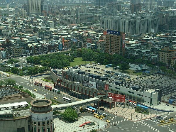 新板特區的「特專三」國有地，目前為公園與停車場，新北市府上月27日由副市長吳明機率隊前往拜會文化部次長。 圖／聯合報系資料照片