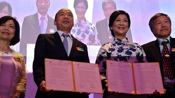 高市長韓國瑜(左二)與吉隆坡農漁產進口及銷售商Euro-atlantic創始人兼董事總經理呂金珠(右二)簽下3季35萬美元的採購合約。 圖/聯合報系資料照片