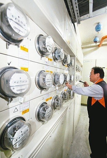 經濟部三月將召開電價費率審議會，會中決定四月電價是否調整，經濟部昨天表態，將在會中主張無須調漲電價。 圖／聯合報系資料照片
