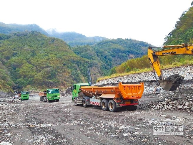 石門水庫清淤，砂石車業者為跑多趟車次引發民怨。（北區水資源局提供）