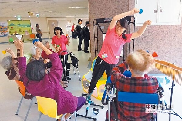 去年菸捐創下9年新低,長照分配遭縮減約7億元。圖為台南社區照顧機構。(台南市政府社會局提供)