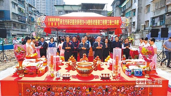 新店首例危老都更案1日舉行開工動土典禮，新北市長侯友宜（前排中）、合環建設總裁黃正勝（前排右）焚香祝禱工程順利。（王揚傑翻攝）