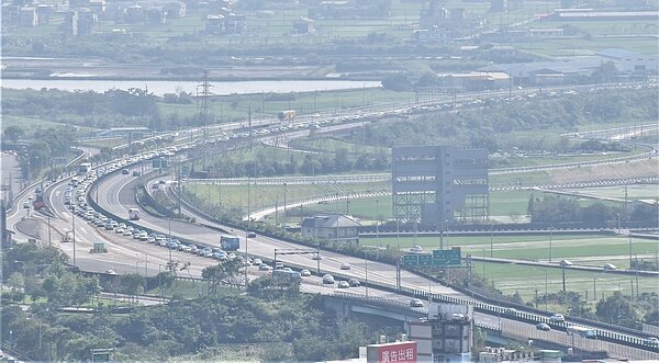 228連假進入倒數第二天，出外遊玩的民眾陸續北上返鄉，準備收假，今天早上9點起，國道5號已出現北返車流，截至下午3點，雪隧南口已回堵7公里長。記者江婉儀／攝影 