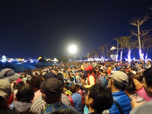 台灣燈會受歡迎，圖為水上劇場的人潮。記者翁禎霞／攝影 