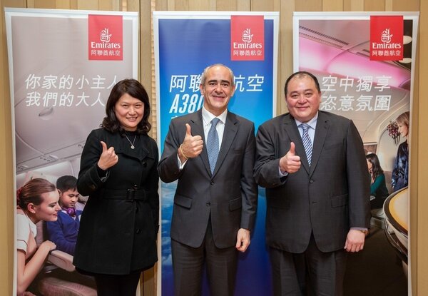 阿聯酋航空台灣業務經理黃慧敏（左起）、阿聯酋航空香港、廣州及台灣副總裁高豐年、阿聯酋航空Skycargo貨運經理高鎮河。圖／阿聯酋航空提供