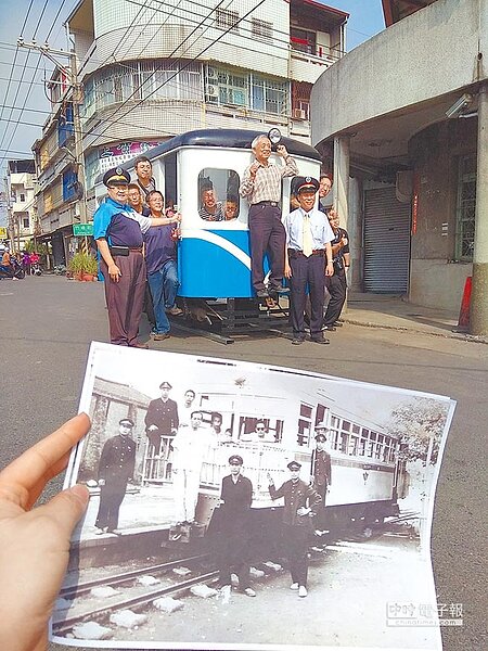 竹塘國中校長黃仲平(左)邀請私人收藏的糖鐵巡道車辦理快閃竹塘活動,鄉農會總幹事詹光信(右)化身列車長,停駐在昔日竹塘車站舊址,車站旁的貨運行轉型成萬國煤氣行,老頭家黃邦吉(中)也獲邀站上火車連結器一同合影,重現老照片情景。(鐵道迷洪仲宜提供)