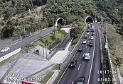 北返車流湧現　雪隧南口回堵1.5公里
