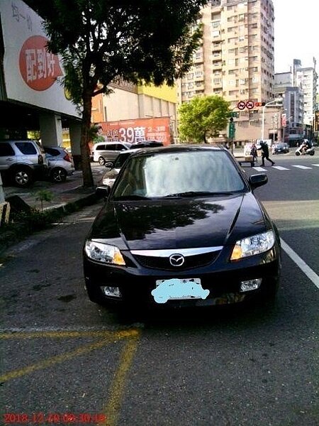 占用車格,同時又違規占用道路,結果同時收到停車單和罰單。圖/高市交通局提供