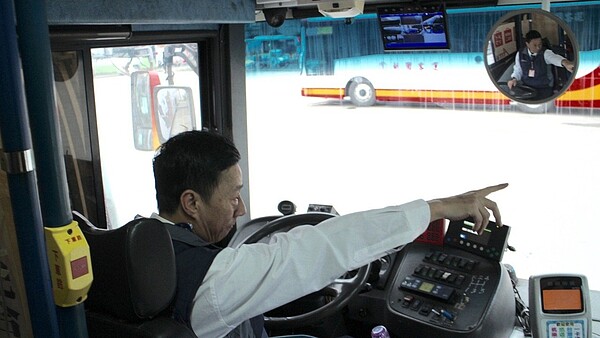 大車容易有視線死角,危及道路交通安全。記者吳姿賢/攝影