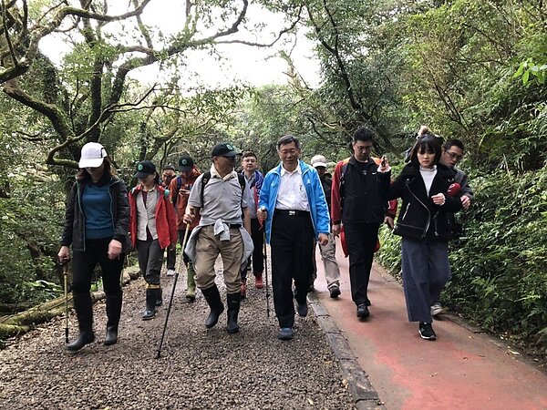 北市長柯文哲（中）依舊不改「嗡嗡嗡」的個性，一早就安排去陽明山二子坪爬山，宣傳「台北大縱走」。圖／北市府大地處提供