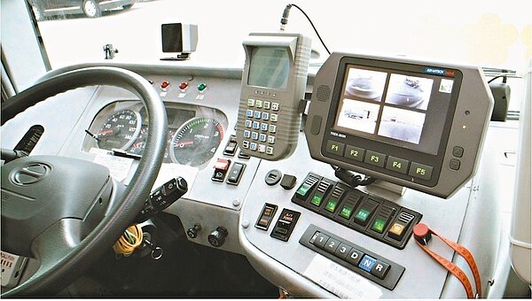 司機可透過車上的螢幕掌握車外死角是否有人車靠近。 記者吳姿賢/攝影
