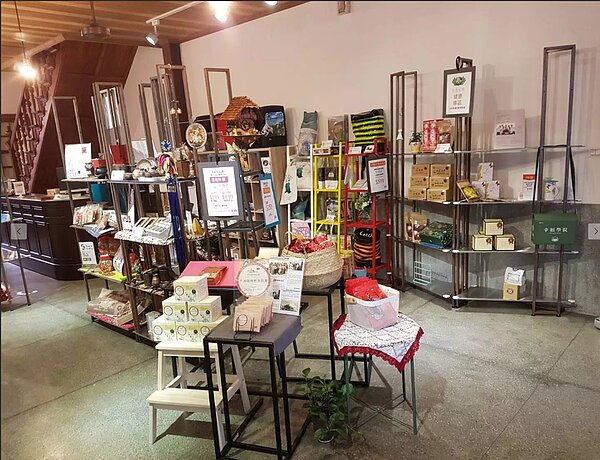 大學市集實體店鋪設在迪化街，展現逾百所大專校院的文創能量。圖／取自大學市集官網