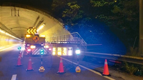 台北市環保局將進行年度隧道清洗作業，提醒駕駛人小心。 圖／台北市環保局提供