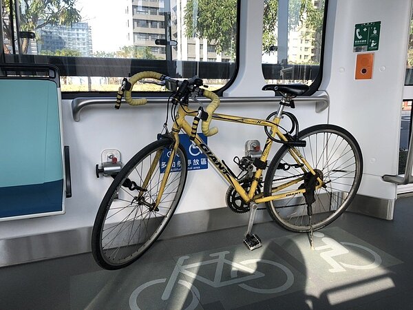 淡海輕軌今天起開放全線11座車站都可攜帶自行車,人車合併票價為50元,4月底前優惠票價40元。圖/新北捷運公司提供